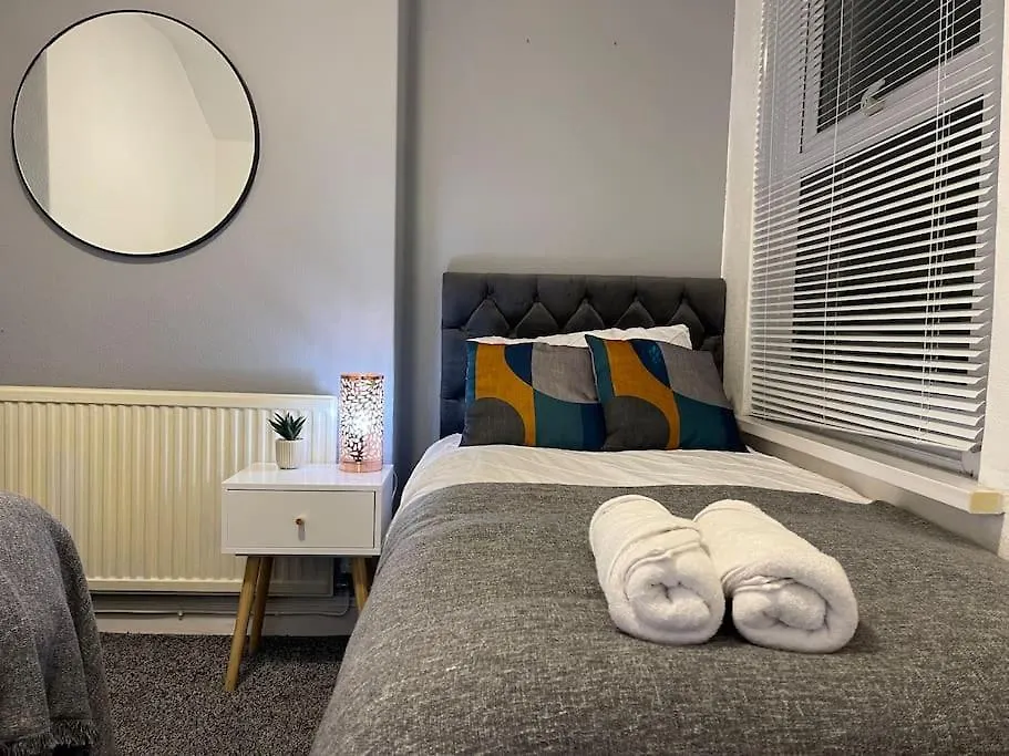 Spacious 5 Bedroom House - 2 Bath - City Centre - Free Parking-1