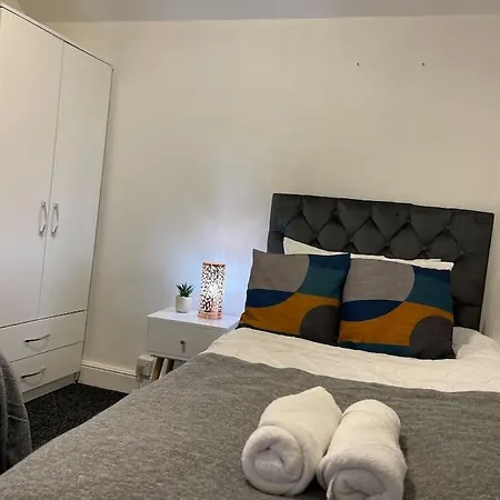 Spacious 5 Bedroom House - 2 Bath - City Centre - Free Parking-3